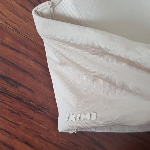 SKIMS Chic Feminine Padded Cream Bra Size 42D - Picture 3 of 4